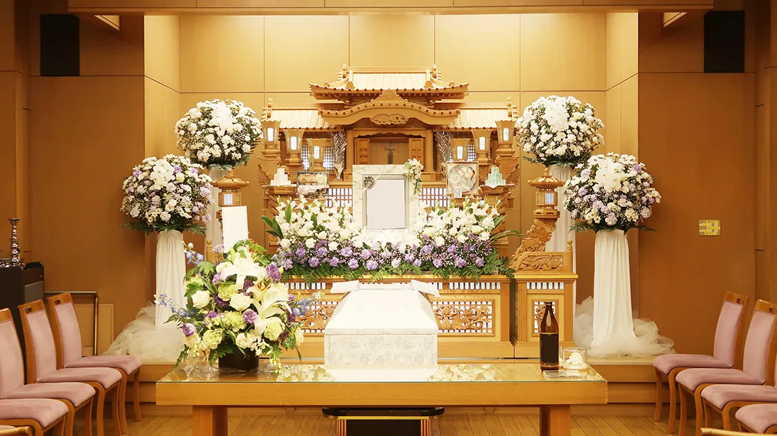 府中の森市民聖苑前の白木祭壇